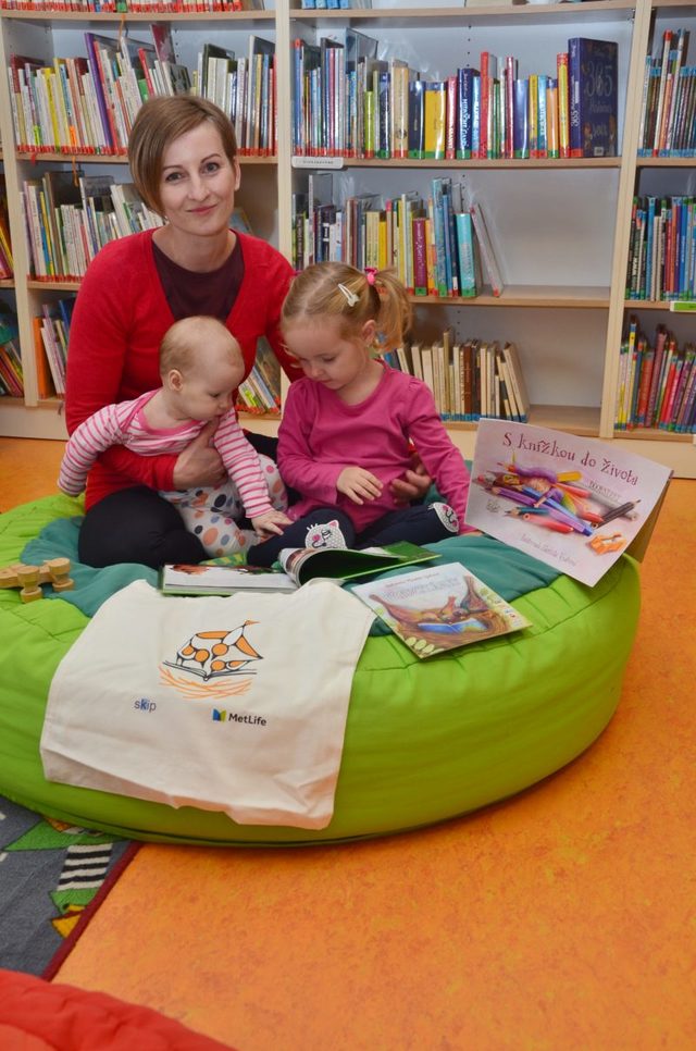 “Getting to know the contents of the gift package at Masaryk Public Library Vsetín ” by Michal Kovác, CC BY 4.0, https://bit.ly/2KRJSiR