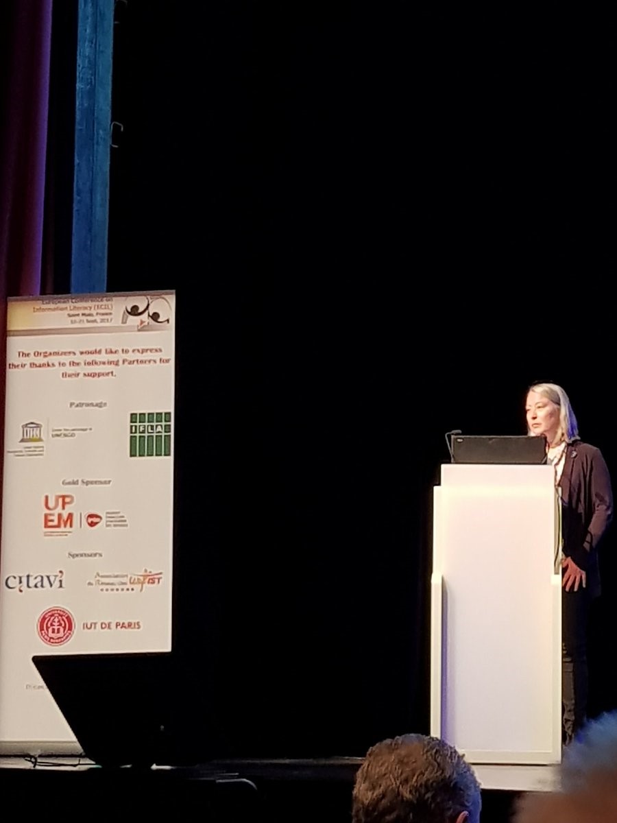 Lisa Hinchliffe speaking at ECIL 2017