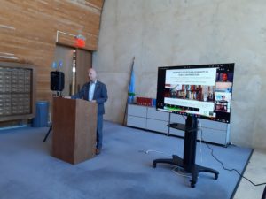 20220711 131911 300x225 Image of a man at a lectern