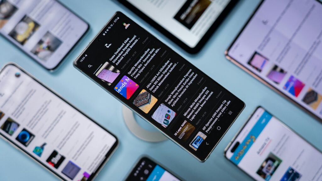 amanz QSFbZwkenKA unsplash Mobile phones showing the news