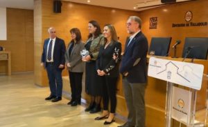distincion FEMP FESABID representatives receiving an award from the Spanish Federation of Local Governments for their work in promoting literacy and inclusion in rural areas