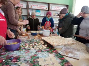 ukraine 9 Library volunteers prepare food
